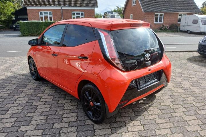 Orange Toyota Aygo fra 2014