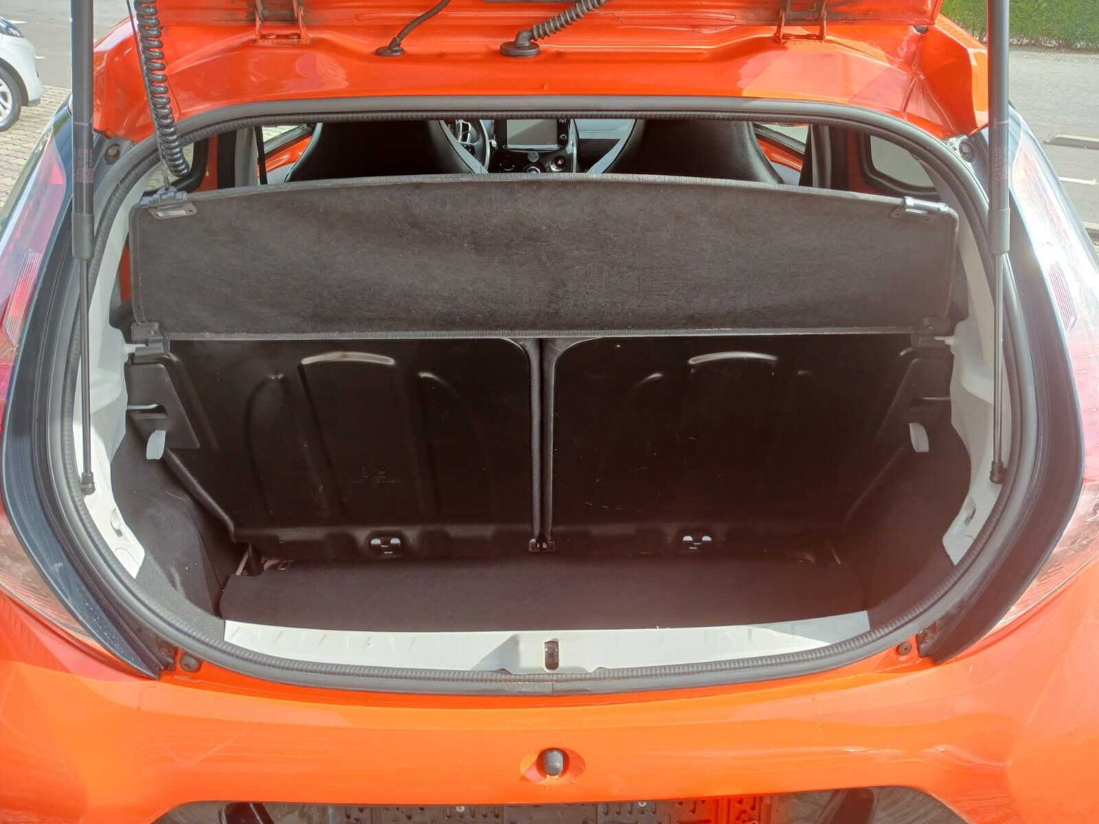 Orange Toyota Aygo fra 2014