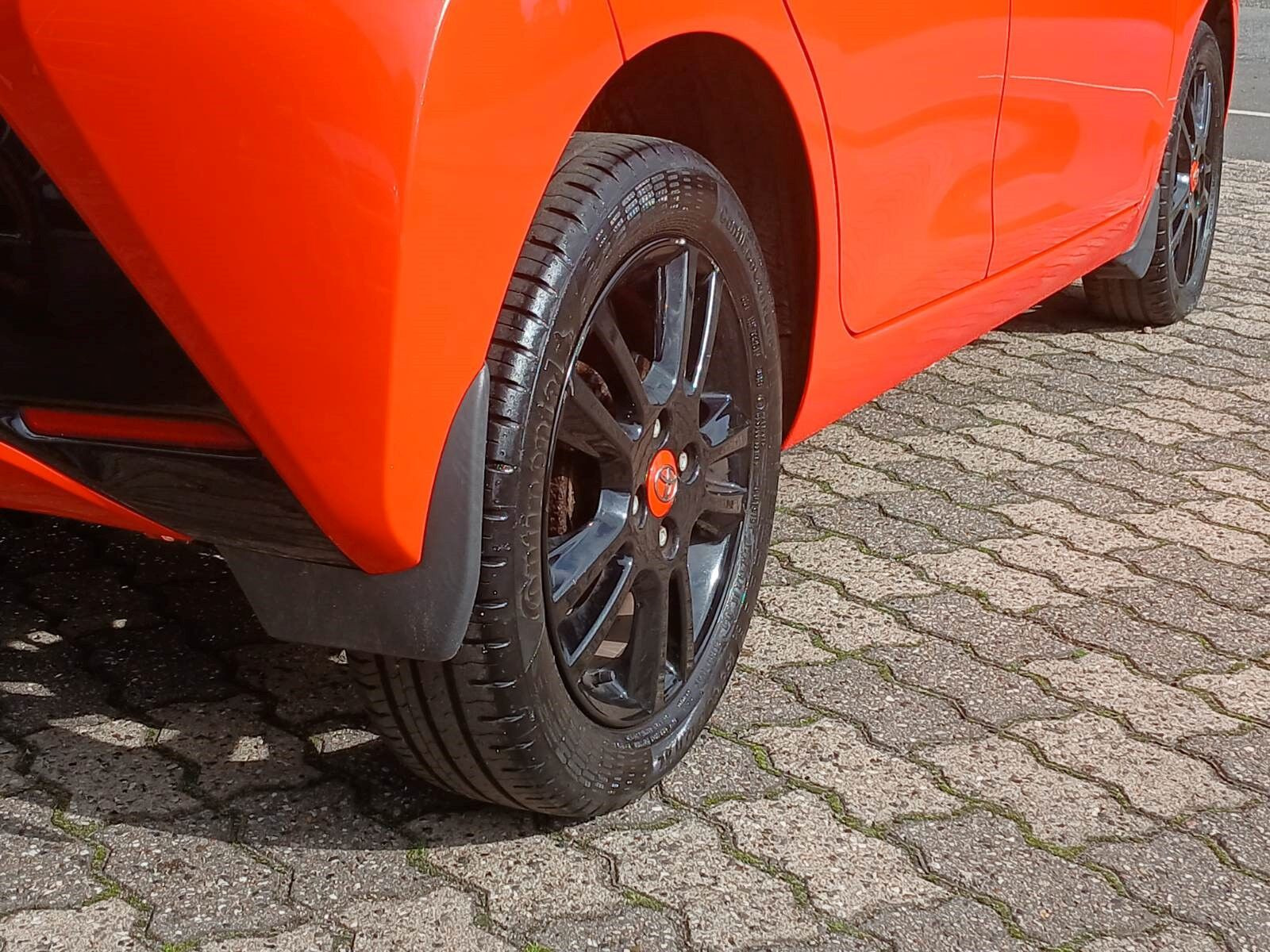 Orange Toyota Aygo fra 2014