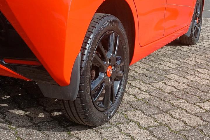 Orange Toyota Aygo fra 2014