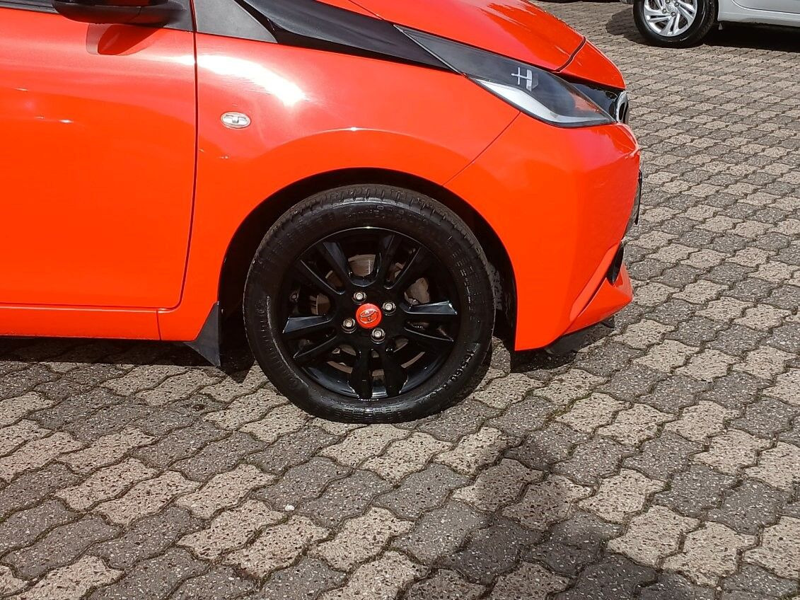 Orange Toyota Aygo fra 2014