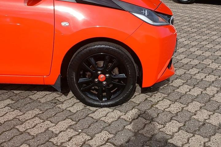 Orange Toyota Aygo fra 2014