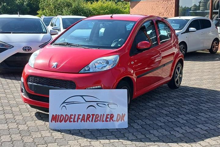 Rød Peugeot 107 fra 2012