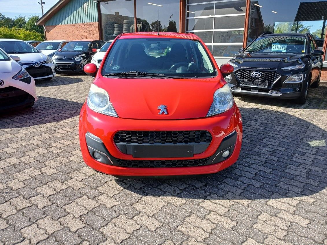Rød Peugeot 107 fra 2012