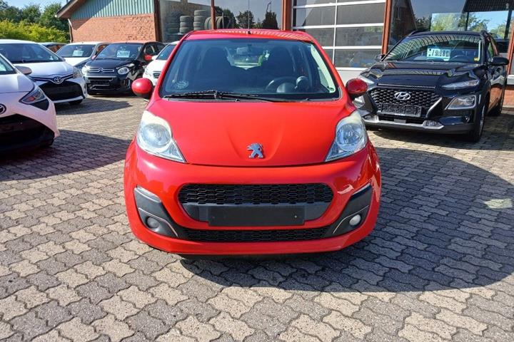 Rød Peugeot 107 fra 2012