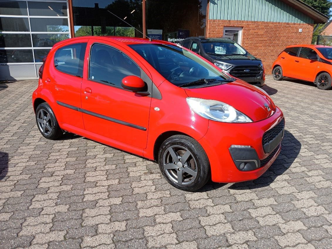 Rød Peugeot 107 fra 2012