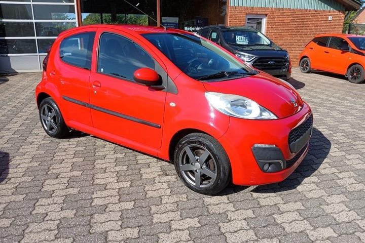 Rød Peugeot 107 fra 2012