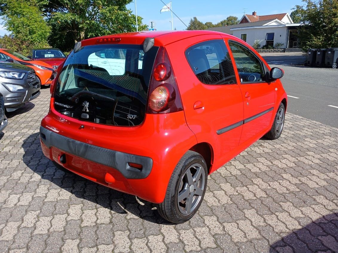 Rød Peugeot 107 fra 2012