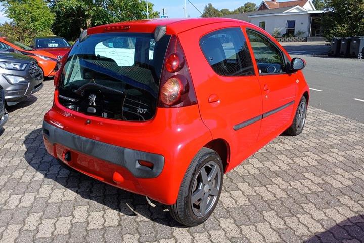 Rød Peugeot 107 fra 2012
