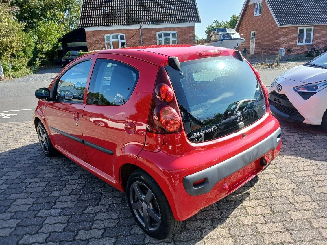 Rød Peugeot 107 fra 2012