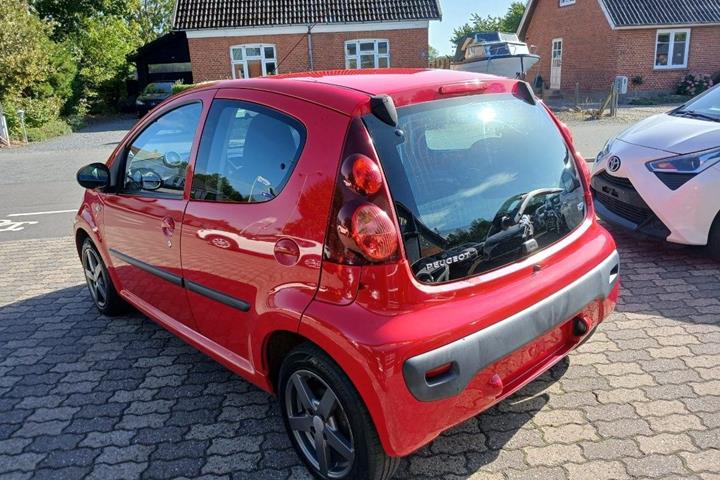 Rød Peugeot 107 fra 2012
