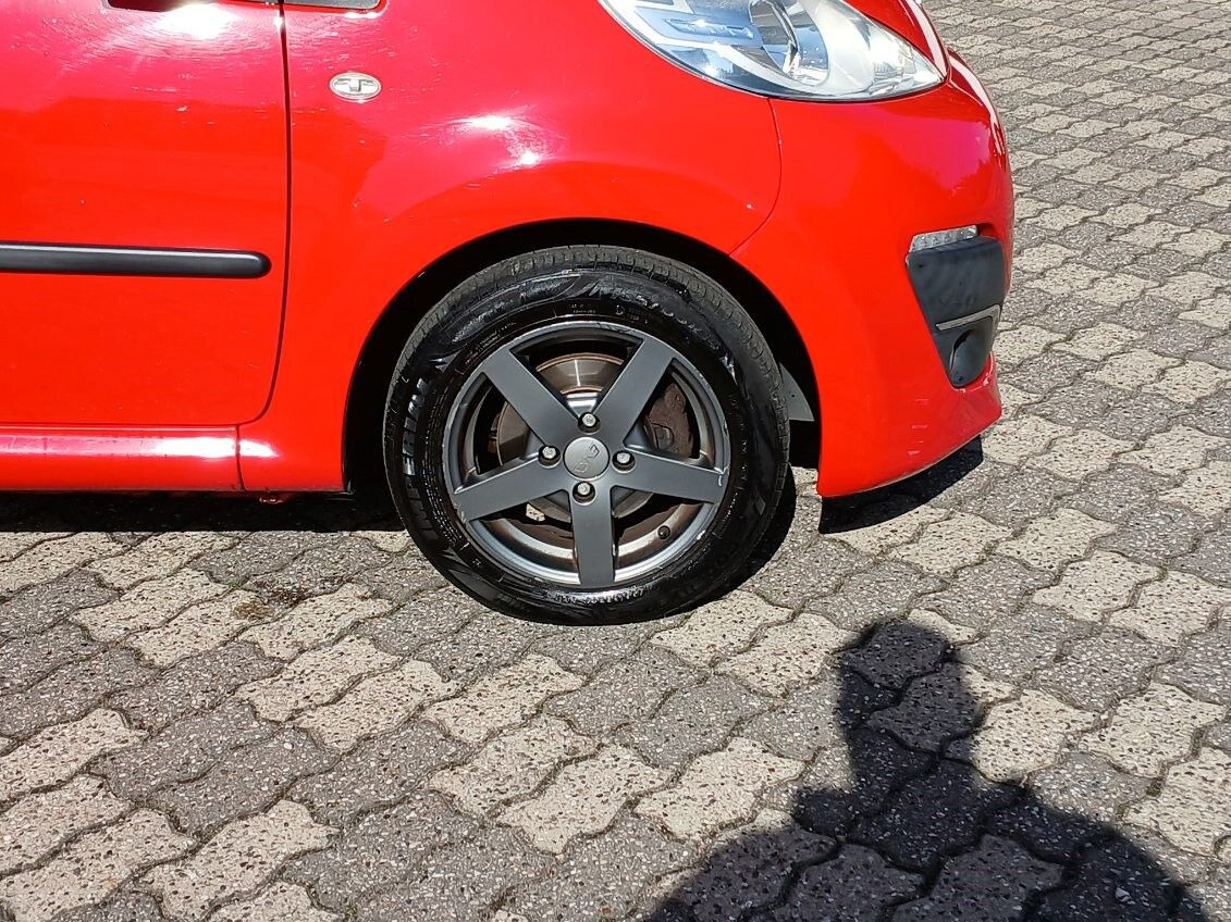 Rød Peugeot 107 fra 2012