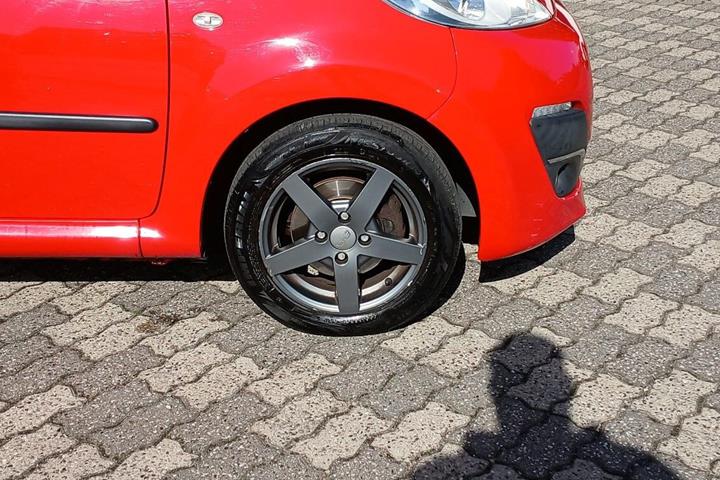 Rød Peugeot 107 fra 2012