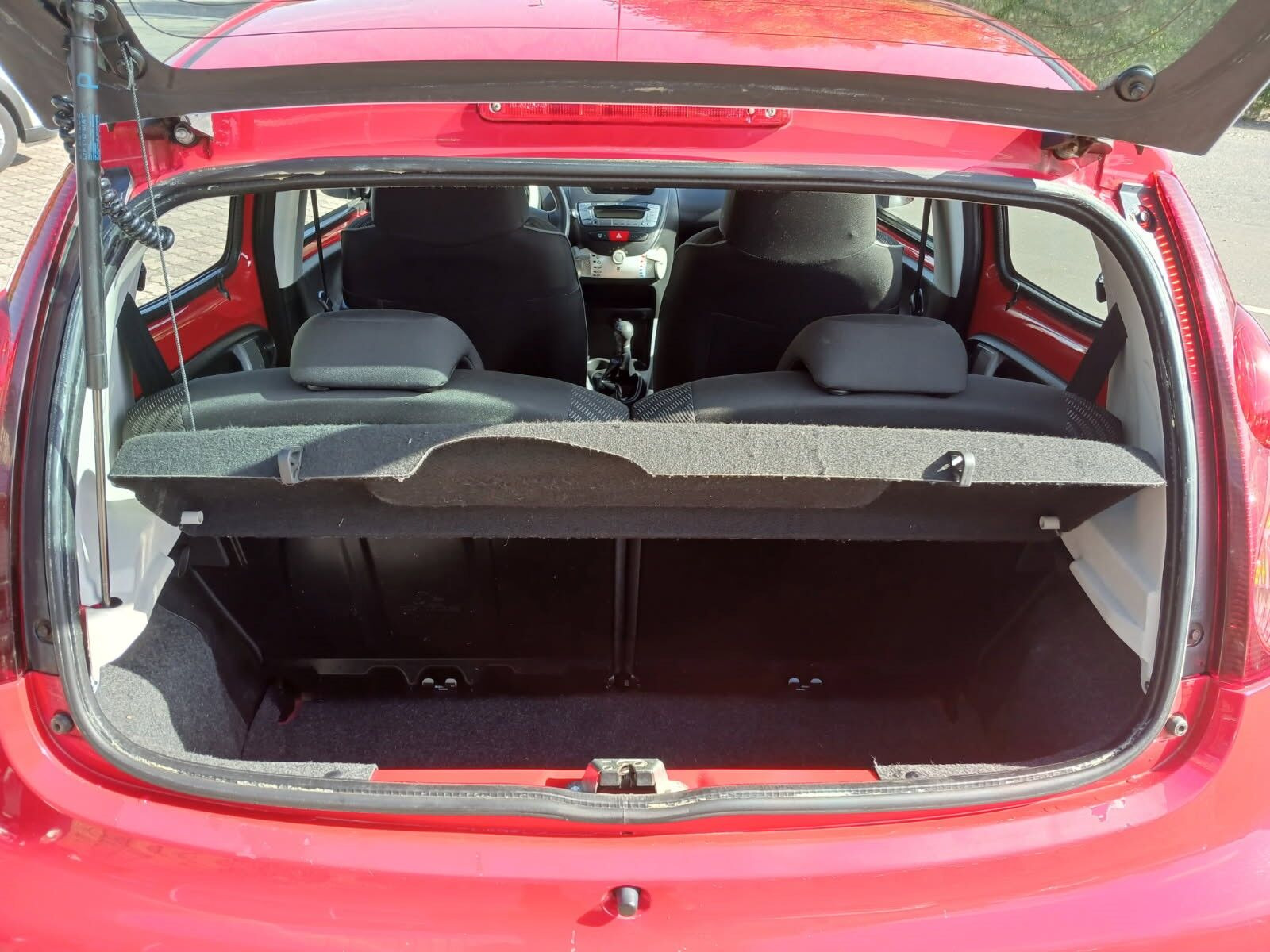 Rød Peugeot 107 fra 2012