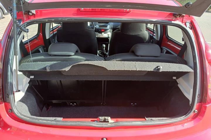 Rød Peugeot 107 fra 2012