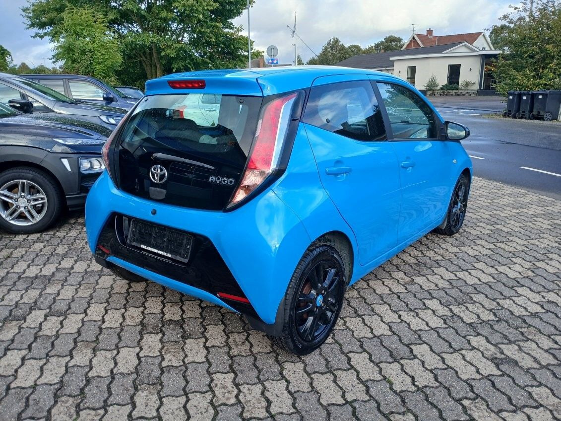 Blå Toyota Aygo fra 2015