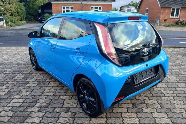 Blå Toyota Aygo fra 2015