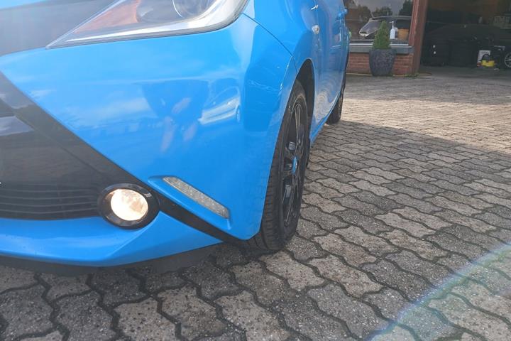 Blå Toyota Aygo fra 2015