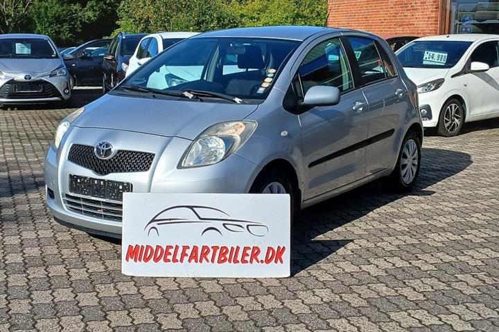 Sølv Toyota Yaris fra 2006