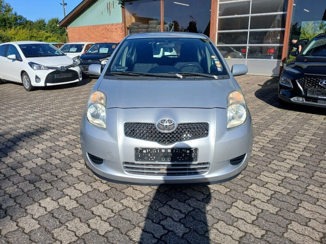 Sølv Toyota Yaris fra 2006
