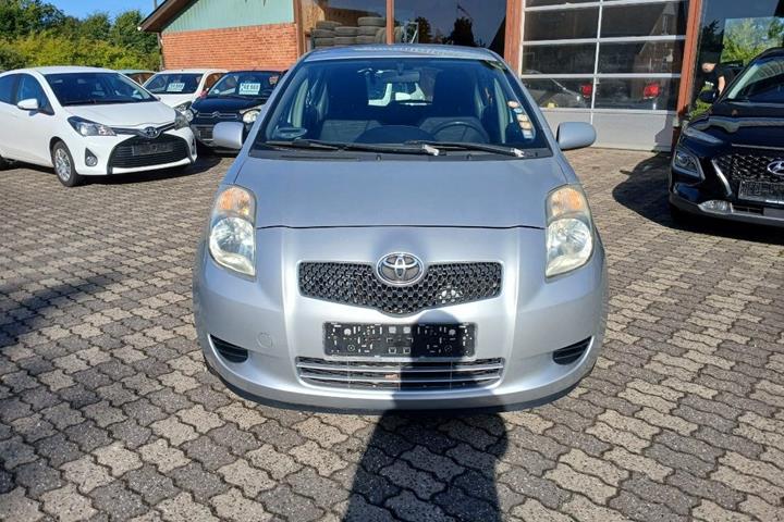 Sølv Toyota Yaris fra 2006