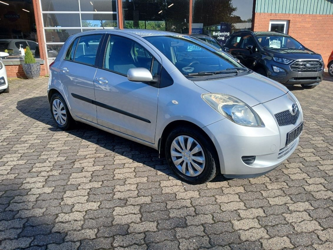Sølv Toyota Yaris fra 2006