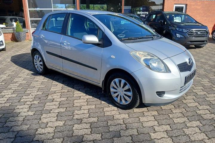 Sølv Toyota Yaris fra 2006