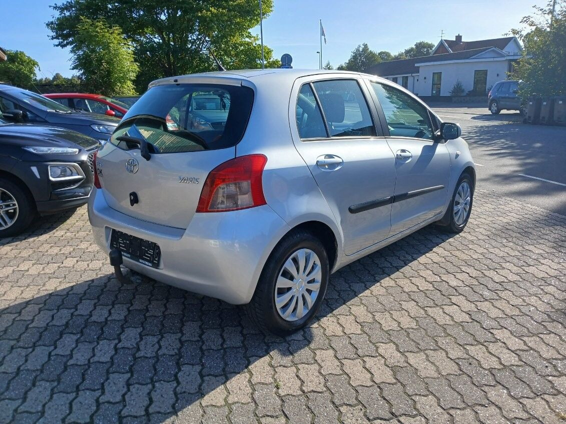 Sølv Toyota Yaris fra 2006