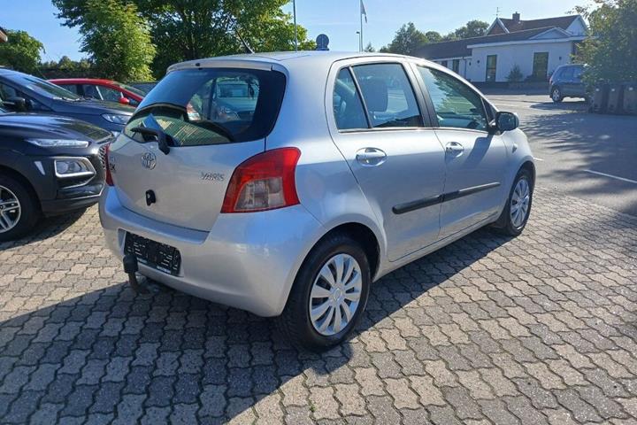 Sølv Toyota Yaris fra 2006