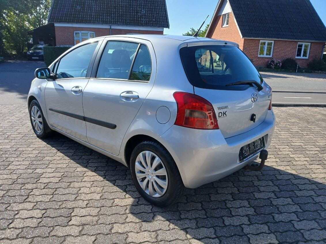 Sølv Toyota Yaris fra 2006