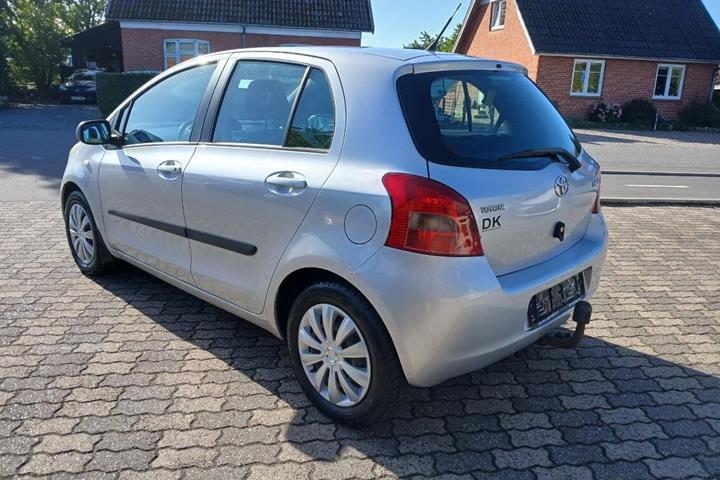 Sølv Toyota Yaris fra 2006