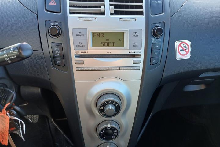 Sølv Toyota Yaris fra 2006