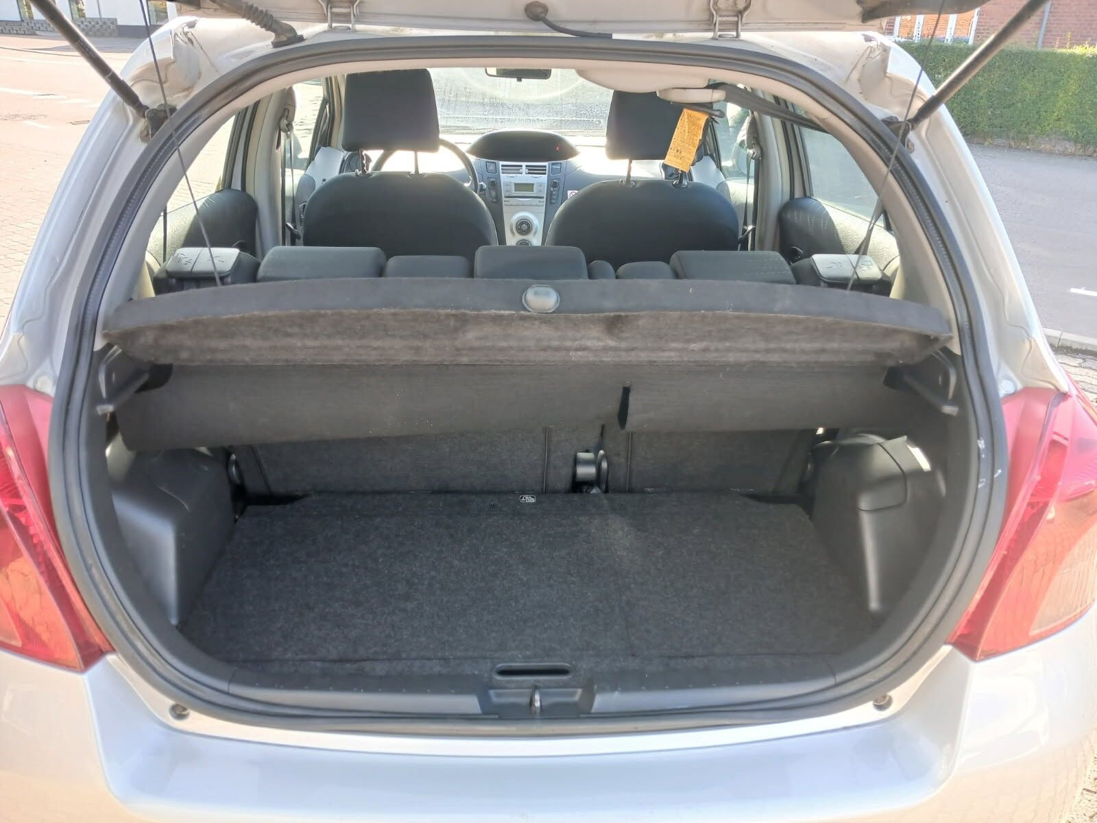 Sølv Toyota Yaris fra 2006