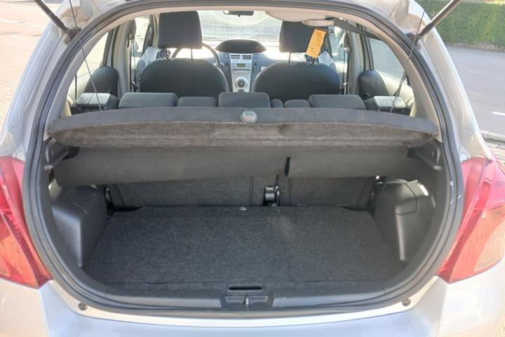 Sølv Toyota Yaris fra 2006
