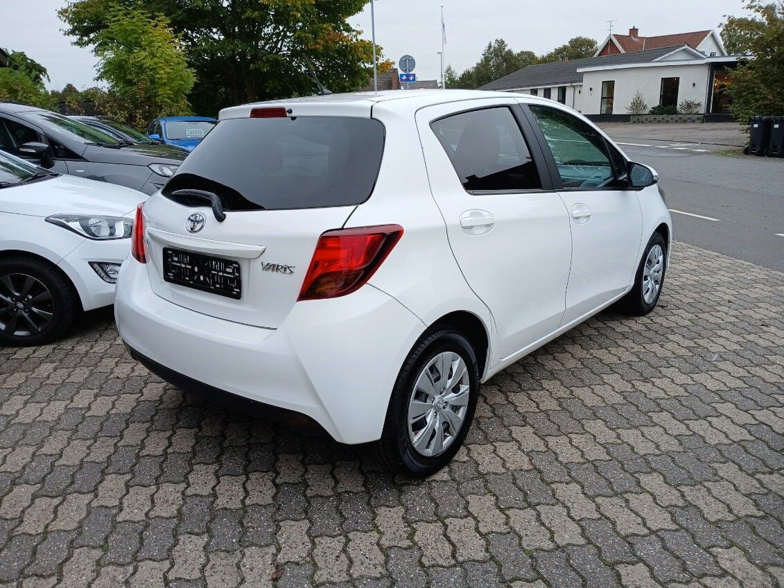 Hvid Toyota Yaris fra 2015