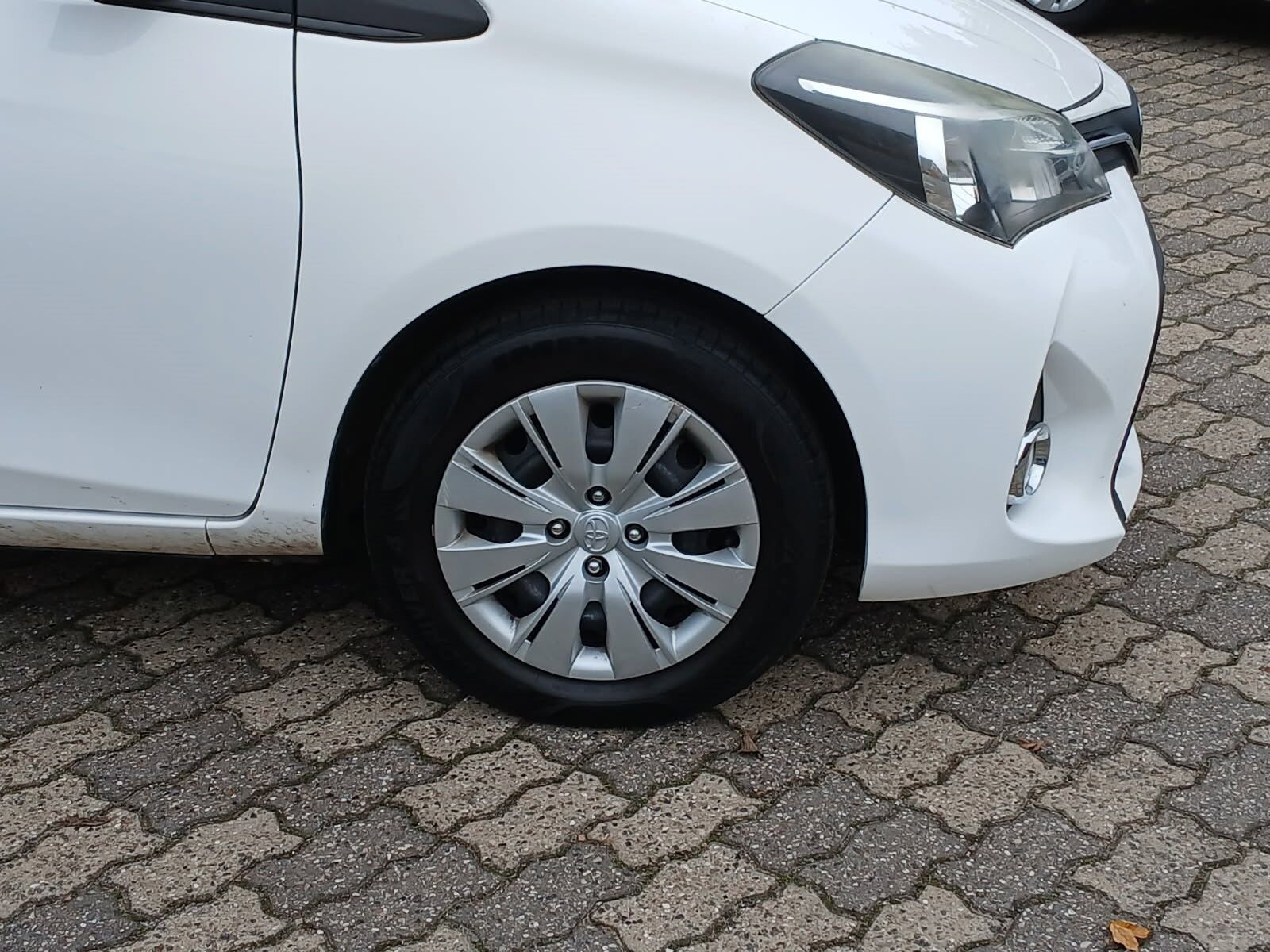 Hvid Toyota Yaris fra 2015