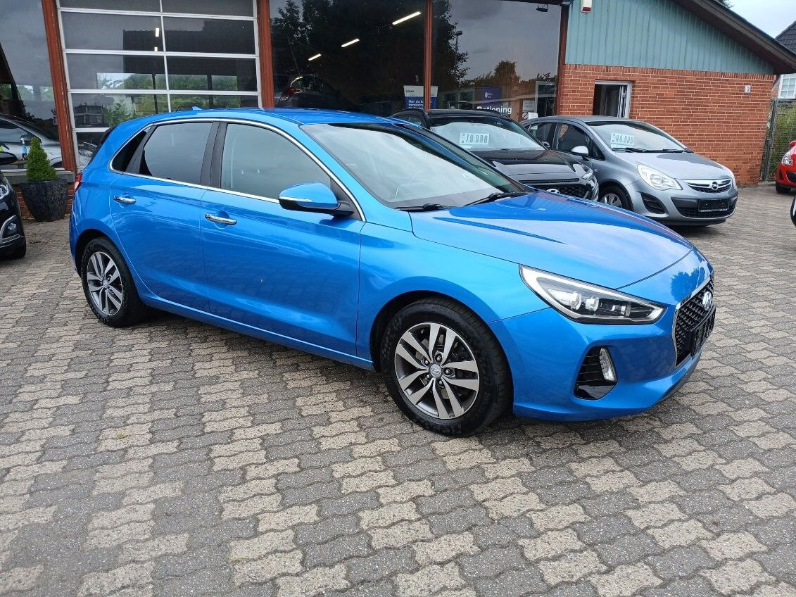 Blå Hyundai i30 fra 2017