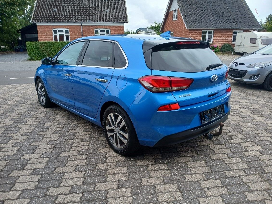 Blå Hyundai i30 fra 2017