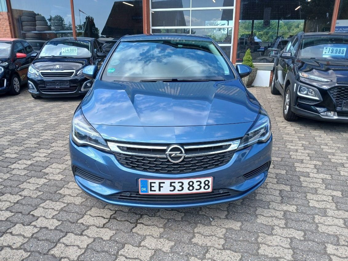 Blå Opel Astra fra 2016