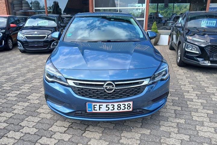 Blå Opel Astra fra 2016
