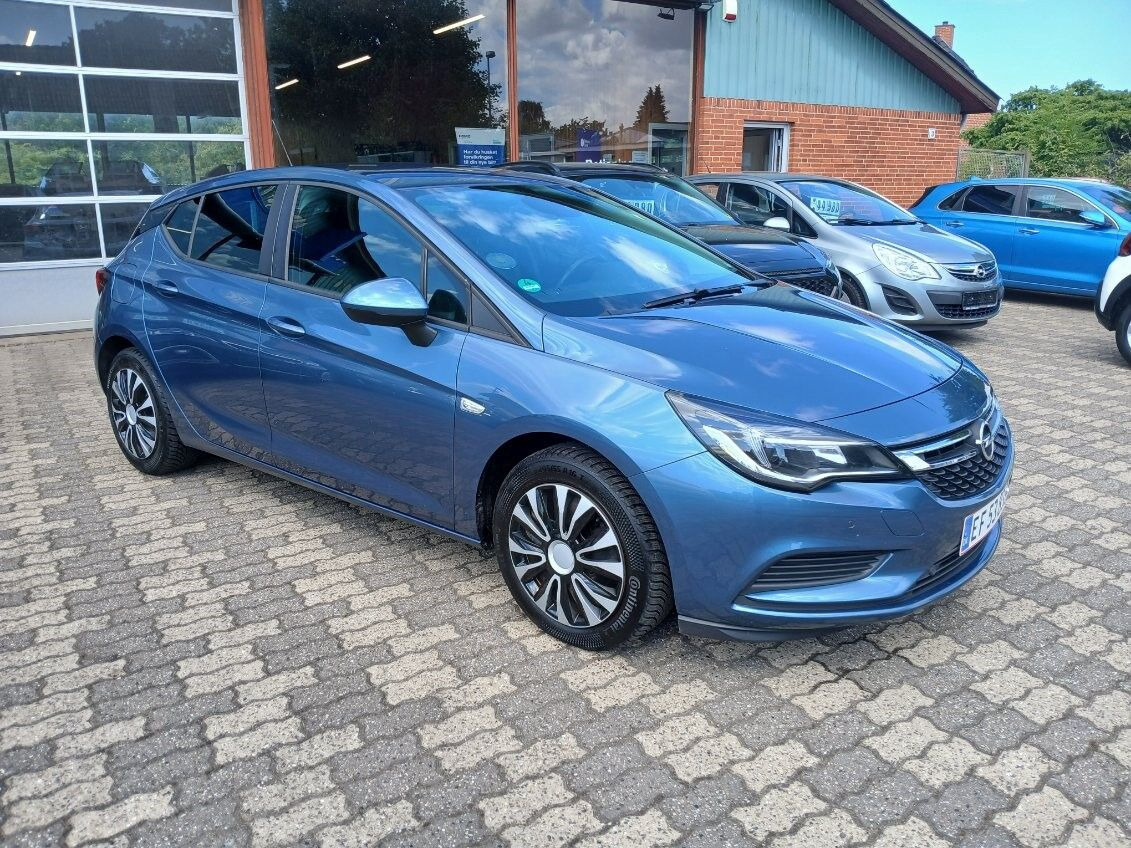 Blå Opel Astra fra 2016