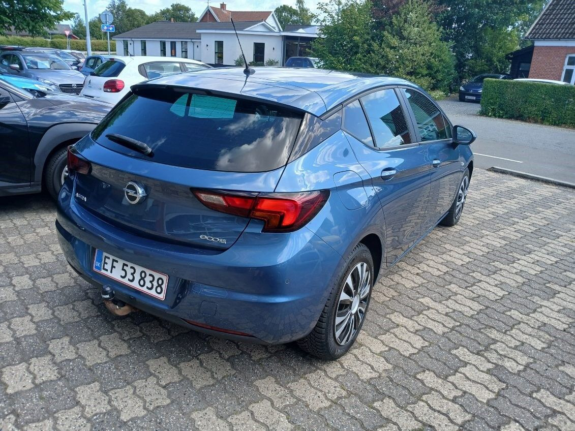 Blå Opel Astra fra 2016