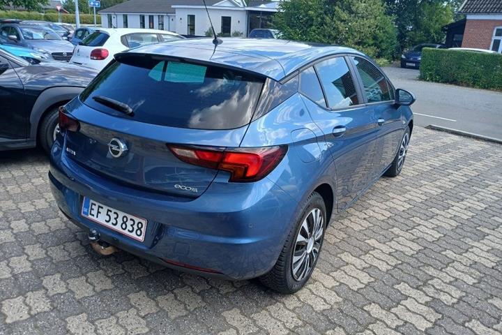 Blå Opel Astra fra 2016