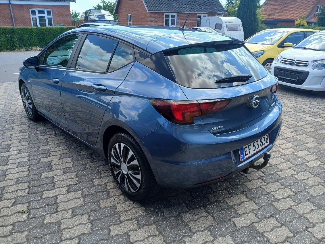 Blå Opel Astra fra 2016