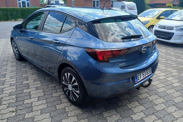 Blå Opel Astra fra 2016