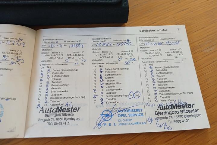 Blå Opel Astra fra 2016