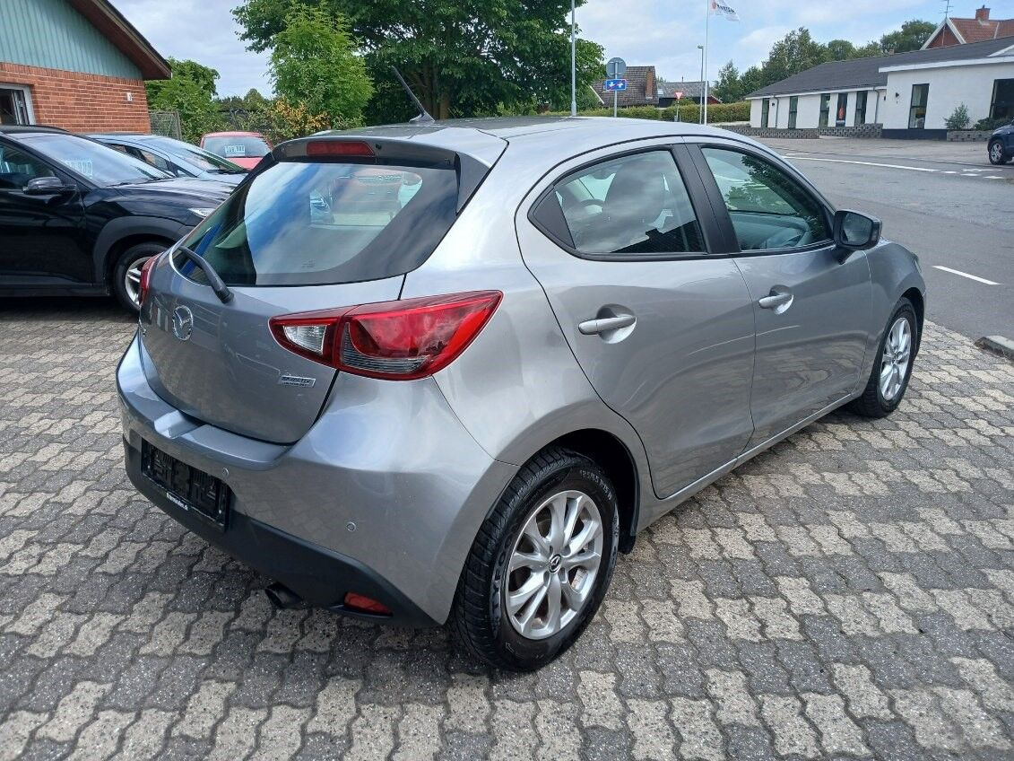 Sort Mazda 2 fra 2016
