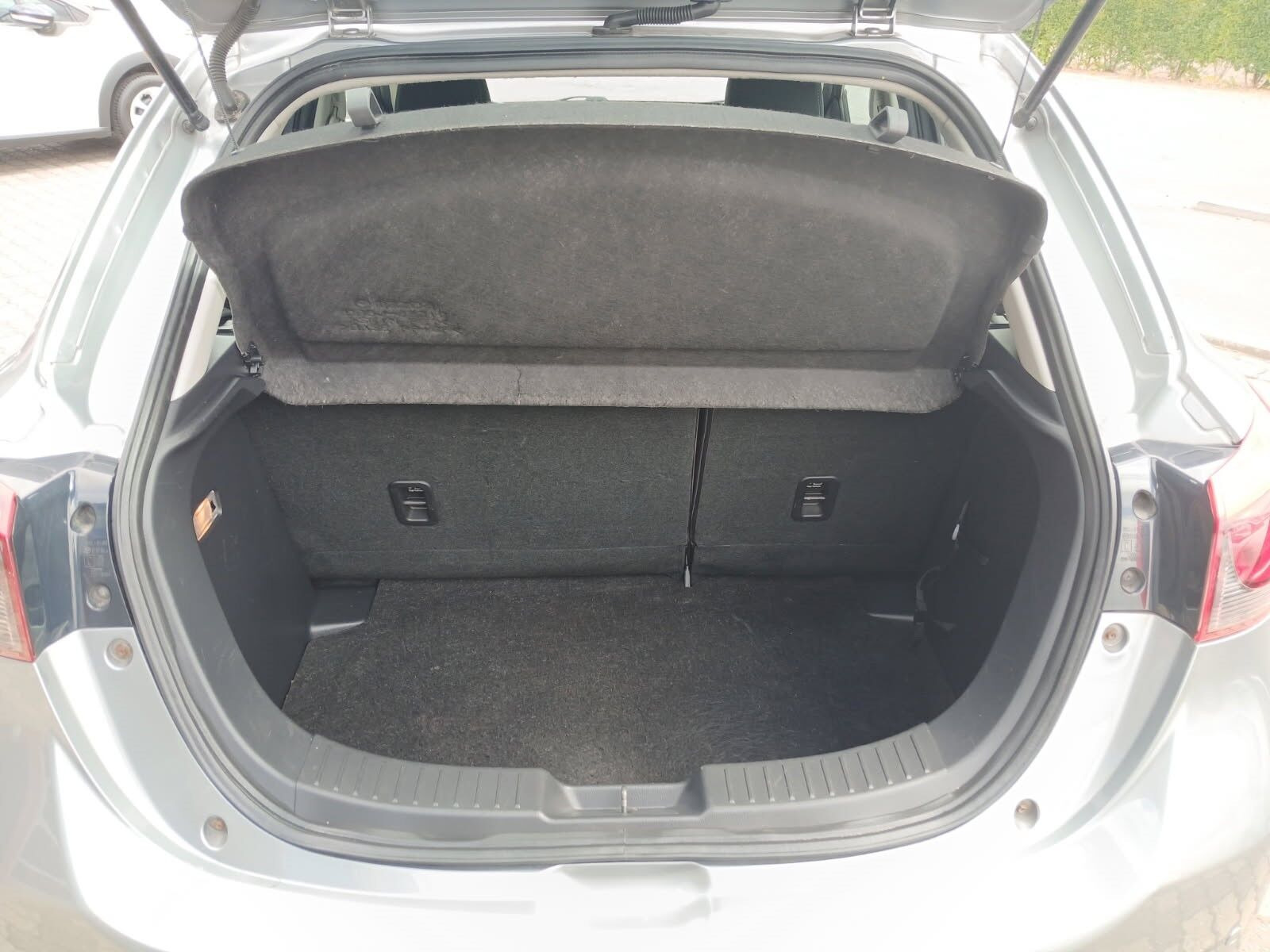 Sort Mazda 2 fra 2016