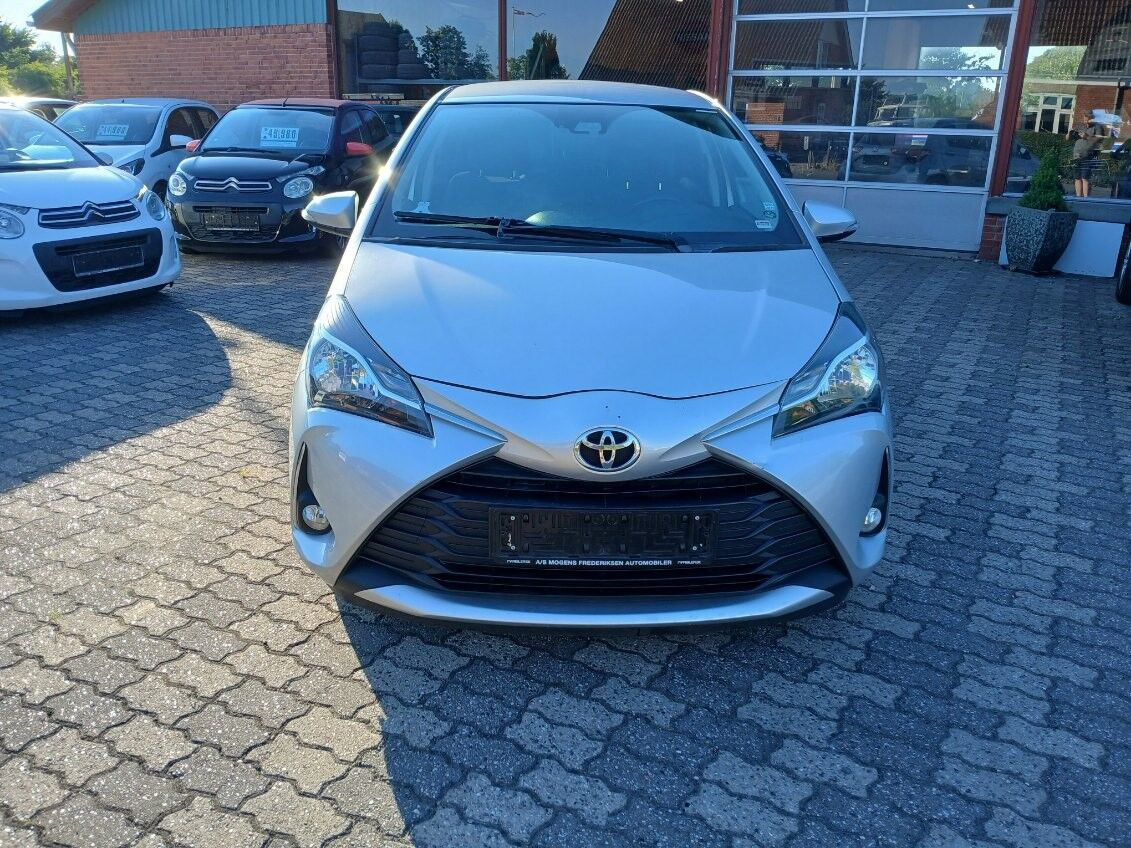 Sølv Toyota Yaris fra 2017