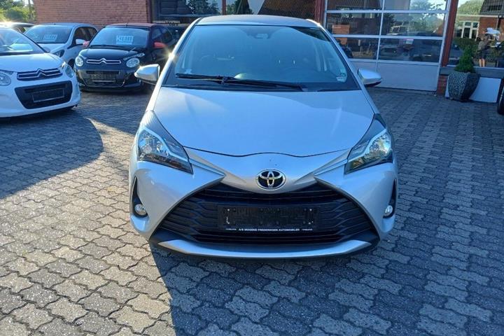 Sølv Toyota Yaris fra 2017